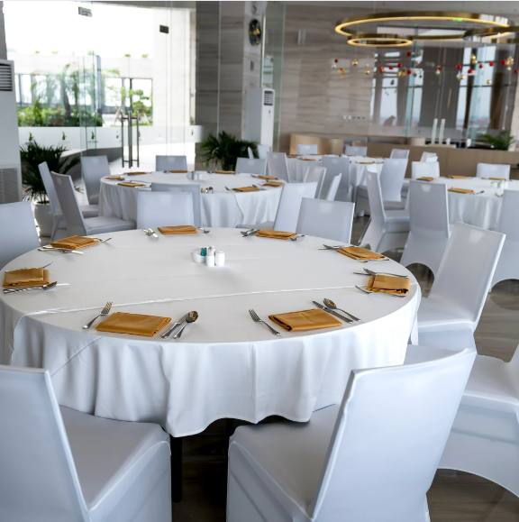 Tafels en stoelen huren